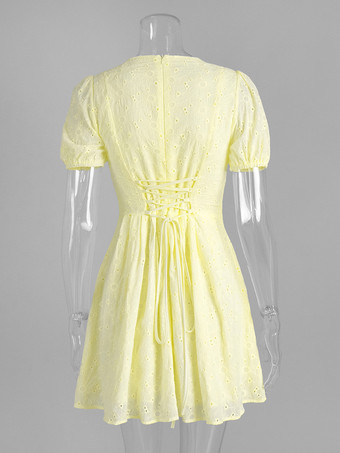 2025年夏にぴったりの、Vネックとパフスリーブのイエローアイレットミニドレス