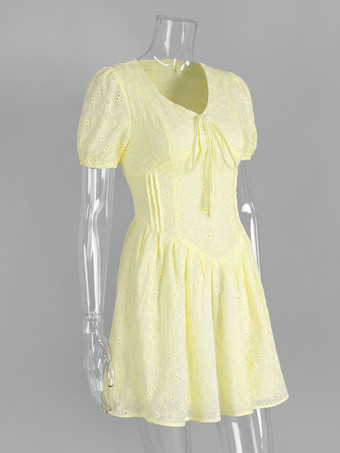 2025年夏にぴったりの、Vネックとパフスリーブのイエローアイレットミニドレス