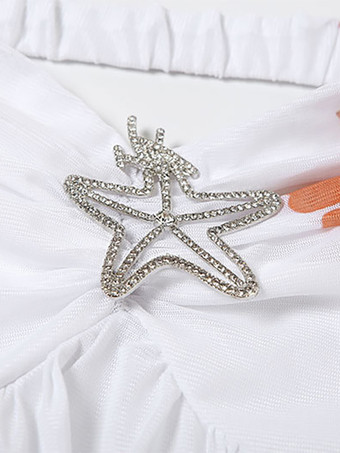 2025年夏にぴったりの、スカーフネックとレイヤードヘムのボヘミアンミニドレス