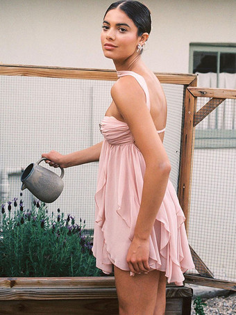 2025年夏にぴったりの、スカーフネックとレイヤードヘムのボヘミアンミニドレス