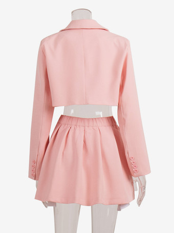 2025年秋冬 クロップドブレザーとハイウエストプリーツスカートのツーピースコーデ