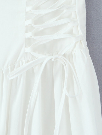 2025年夏にぴったりの、ホワイトのノースリーブレースアップミディドレス