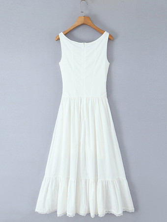 2025年夏にぴったりの、ホワイトのノースリーブレースアップミディドレス