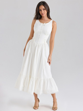 2025年夏にぴったりの、ホワイトのノースリーブレースアップミディドレス