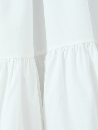 2025年夏にぴったりの、ホワイトのノースリーブレースアップミディドレス