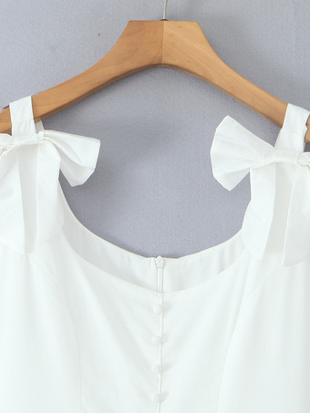 2025年夏にぴったりの、甘めのリボンショルダーとAラインシルエットのホワイトミディドレス