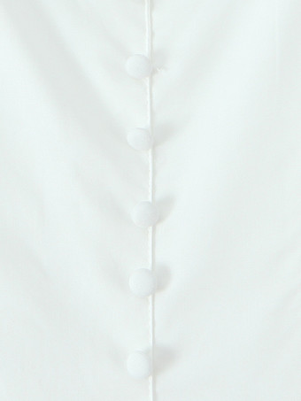 2025年夏にぴったりの、甘めのリボンショルダーとAラインシルエットのホワイトミディドレス