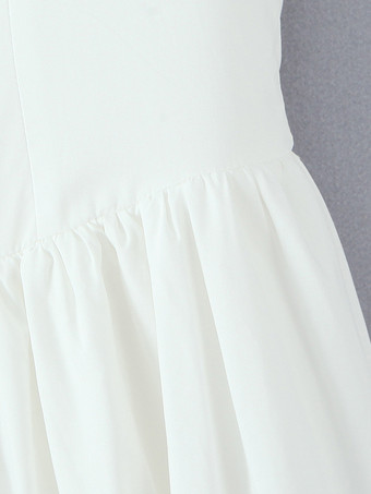 2025年夏にぴったりの、甘めのリボンショルダーとAラインシルエットのホワイトミディドレス