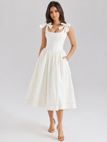 ホワイト 2025年夏にぴったりの、甘めのリボンショルダーとAラインシルエットのホワイトミディドレス