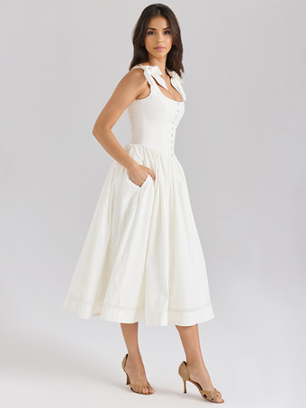 2025年夏にぴったりの、甘めのリボンショルダーとAラインシルエットのホワイトミディドレス