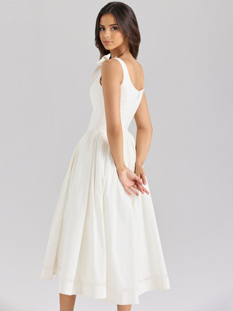 2025年夏にぴったりの、甘めのリボンショルダーとAラインシルエットのホワイトミディドレス