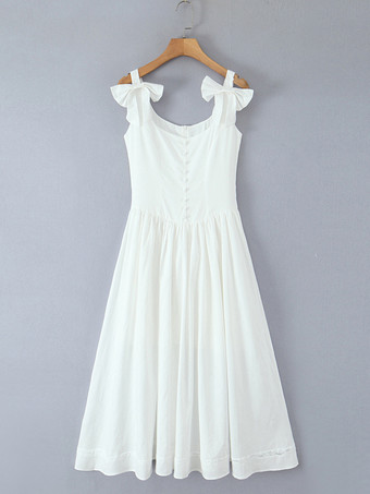 2025年夏にぴったりの、甘めのリボンショルダーとAラインシルエットのホワイトミディドレス