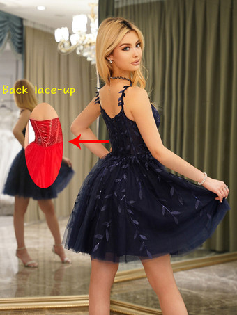 2025年のパーティーにぴったりの、ネイビーブルーのきらめくリーフアップリケ付きカクテルドレス