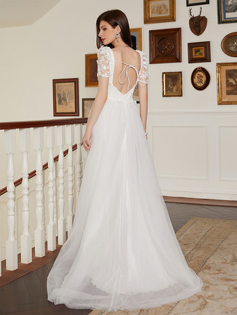 2025年の花嫁のための、花飾りと背中開きの白いマキシAラインドレス