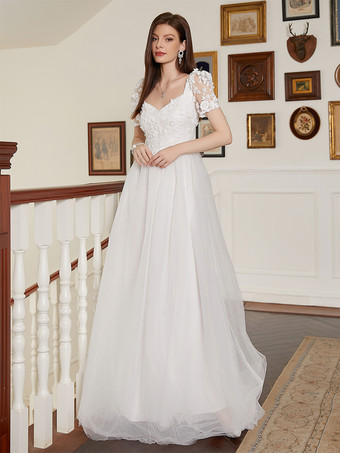 2025年の花嫁のための、花飾りと背中開きの白いマキシAラインドレス