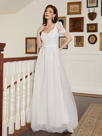 2025年の花嫁のための、花飾りと背中開きの白いマキシAラインドレス