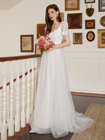 2025年の花嫁のための、花飾りと背中開きの白いマキシAラインドレス