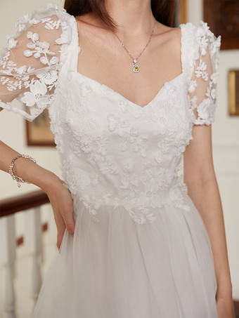 2025年の花嫁のための、花飾りと背中開きの白いマキシAラインドレス