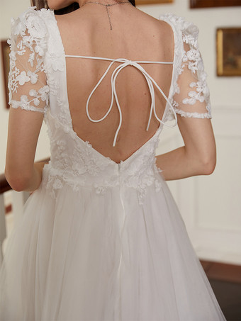 2025年の花嫁のための、花飾りと背中開きの白いマキシAラインドレス