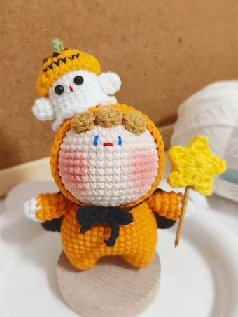 ハロウィンの手編みホリデーぬいぐるみ 魔女とカボチャのエルフ人形