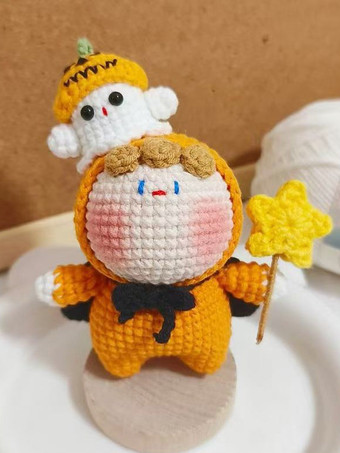 オレンジ ハロウィンの手編みホリデーぬいぐるみ 魔女とカボチャのエルフ人形