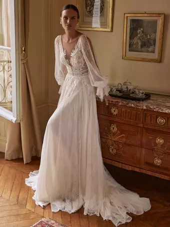 Vestido de novia bohemio de gasa con encaje corte en A con cola