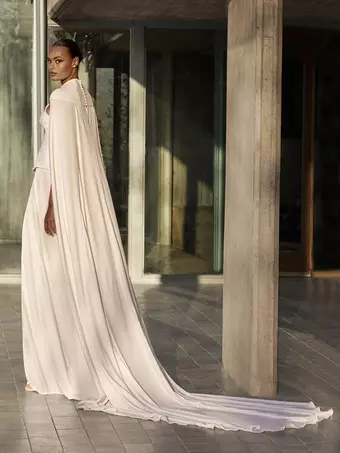 ウェディングラップ アイボリー ノースリーブ デザインネックライン ショール サテン生地 ボタン ブライダルカバーアップ