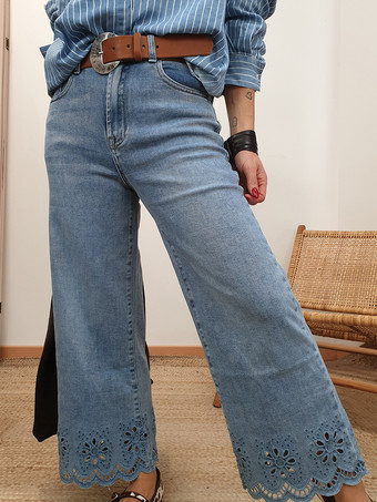 2025年秋冬、繊細な花柄ディテールのヴィンテージフレアジーンズ