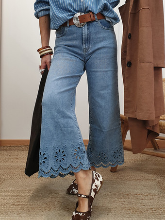 ブルー 2025年秋冬、繊細な花柄ディテールのヴィンテージフレアジーンズ