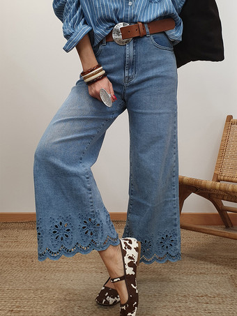 2025年秋冬、繊細な花柄ディテールのヴィンテージフレアジーンズ