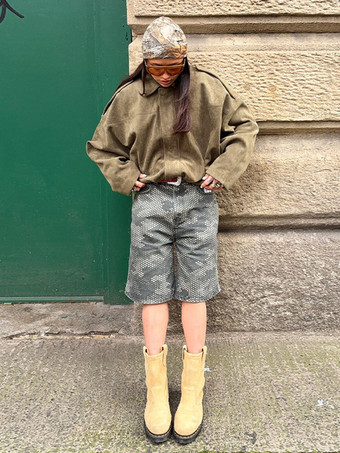 2025年秋冬向け、ボックスフィットのグリーンスエードジャケット