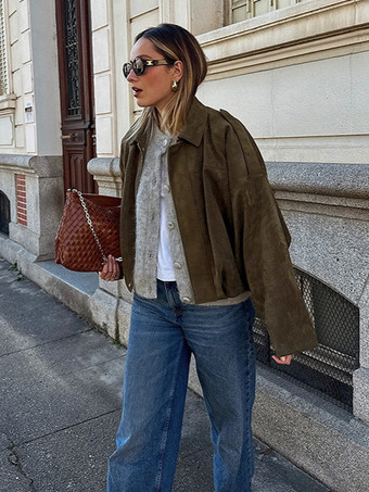 2025年秋冬向け、ボックスフィットのグリーンスエードジャケット