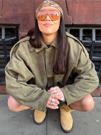 2025年秋冬向け、ボックスフィットのグリーンスエードジャケット