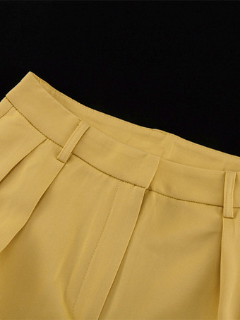 2025年秋冬 イエローのオーバーサイズスーツとワイドレッグパンツの2ピースコーデ