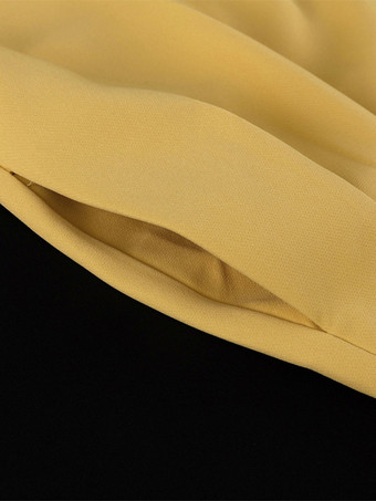 2025年秋冬 イエローのオーバーサイズスーツとワイドレッグパンツの2ピースコーデ