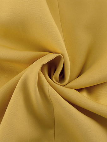 2025年秋冬 イエローのオーバーサイズスーツとワイドレッグパンツの2ピースコーデ