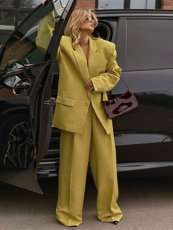 2025年秋冬 イエローのオーバーサイズスーツとワイドレッグパンツの2ピースコーデ