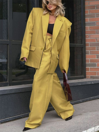 2025年秋冬 イエローのオーバーサイズスーツとワイドレッグパンツの2ピースコーデ