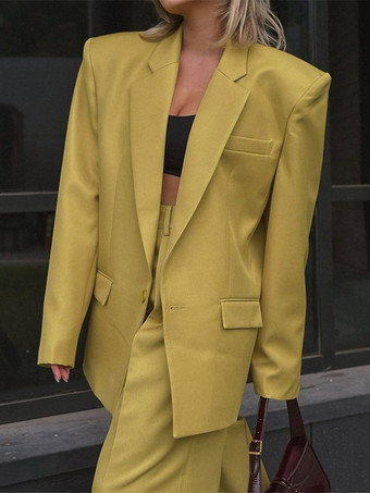 2025年秋冬 イエローのオーバーサイズスーツとワイドレッグパンツの2ピースコーデ