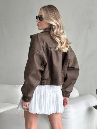 2025年秋冬、ターンダウンカラーと大きなポケットが付いたフェイクレザーボンバージャケット