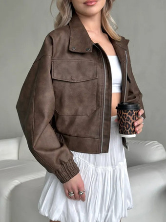 2025年秋冬、ターンダウンカラーと大きなポケットが付いたフェイクレザーボンバージャケット