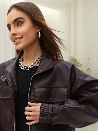 2025年秋冬、ターンダウンカラーと大きなポケットが付いたフェイクレザーボンバージャケット