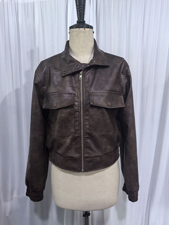 2025年秋冬、ターンダウンカラーと大きなポケットが付いたフェイクレザーボンバージャケット