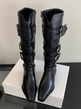 ブラウンのニーハイブーツ、スクエアトゥ、バックルディテール、フラットライディングブーツ