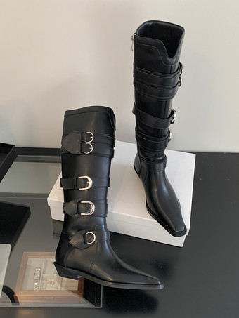 ブラウンのニーハイブーツ、スクエアトゥ、バックルディテール、フラットライディングブーツ