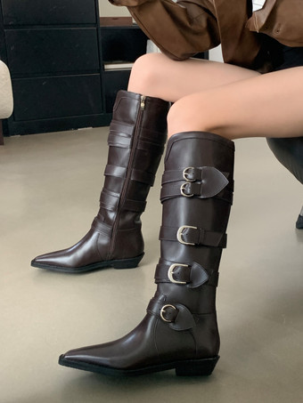 ブラウンのニーハイブーツ、スクエアトゥ、バックルディテール、フラットライディングブーツ