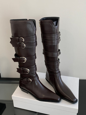 ブラウンのニーハイブーツ、スクエアトゥ、バックルディテール、フラットライディングブーツ