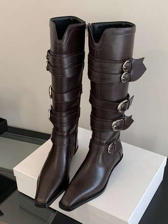 ブラウンのニーハイブーツ、スクエアトゥ、バックルディテール、フラットライディングブーツ