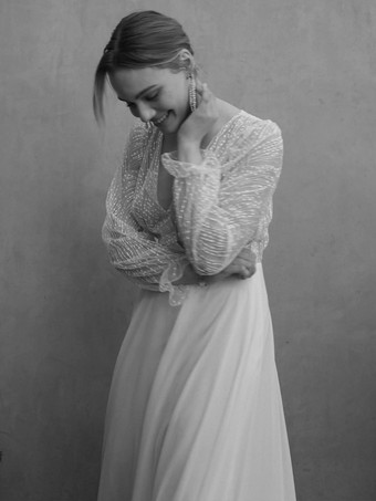 レースのウェディングドレス、トレーン付きAライン、長袖、レース、Vネック、ブライダルガウン