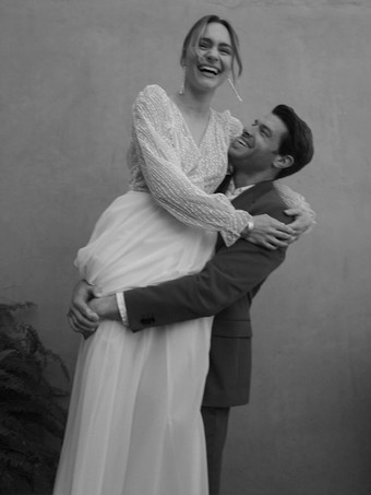 レースのウェディングドレス、トレーン付きAライン、長袖、レース、Vネック、ブライダルガウン